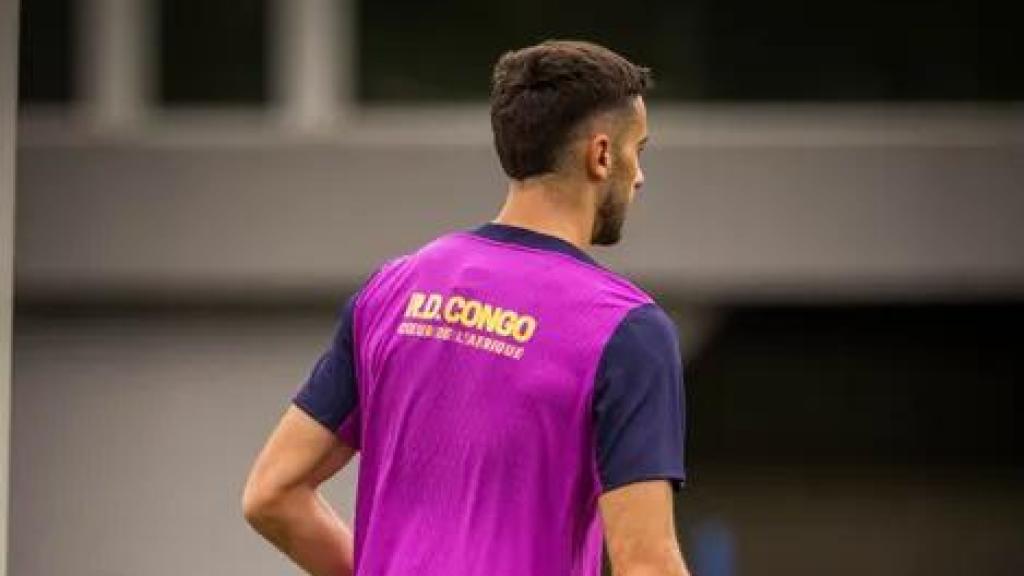 Joan García salta entrenar con el lema 'Coeur de l'Afrique' en la espalda