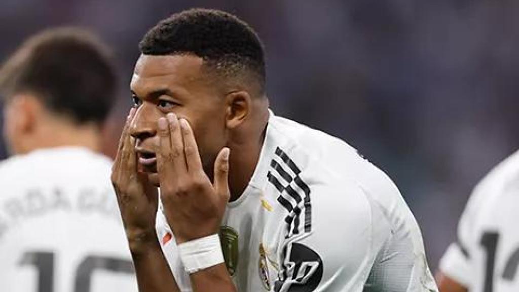 Mbappé celebra su gol de penalti contra el Osasuna en la Liga