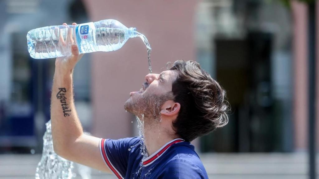 Ciudadano se refresca frente al calor extremo