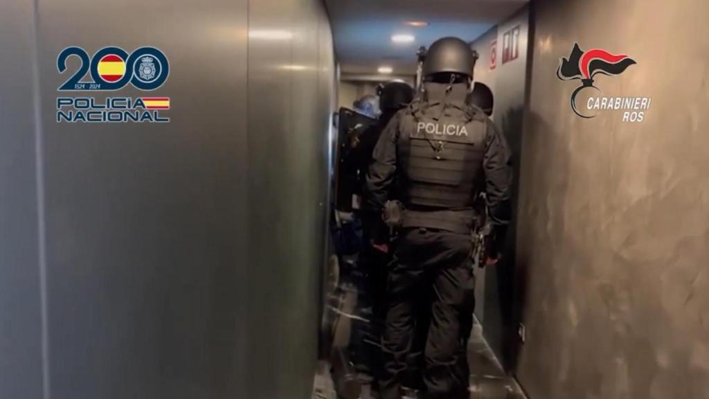 Agentes de los GEO durante el dispositivo de detención en Ibiza y Barcelona