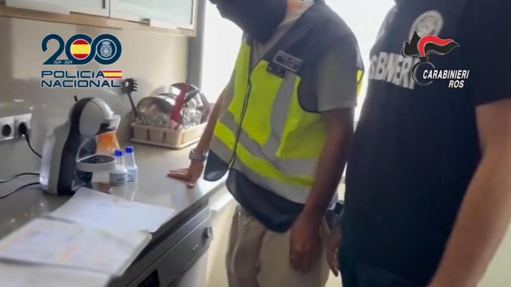 Un agente de la Policía Nacional y otro de los Carabinieri italianos durante el dispositivo de detención