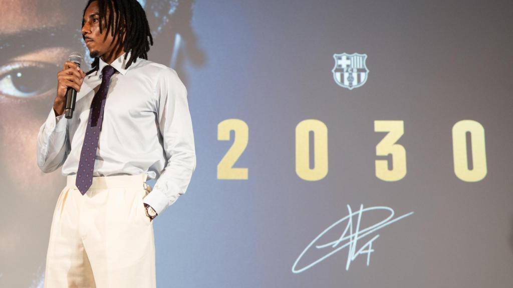Jules Koundé, en el acto de su renovación con el Barça