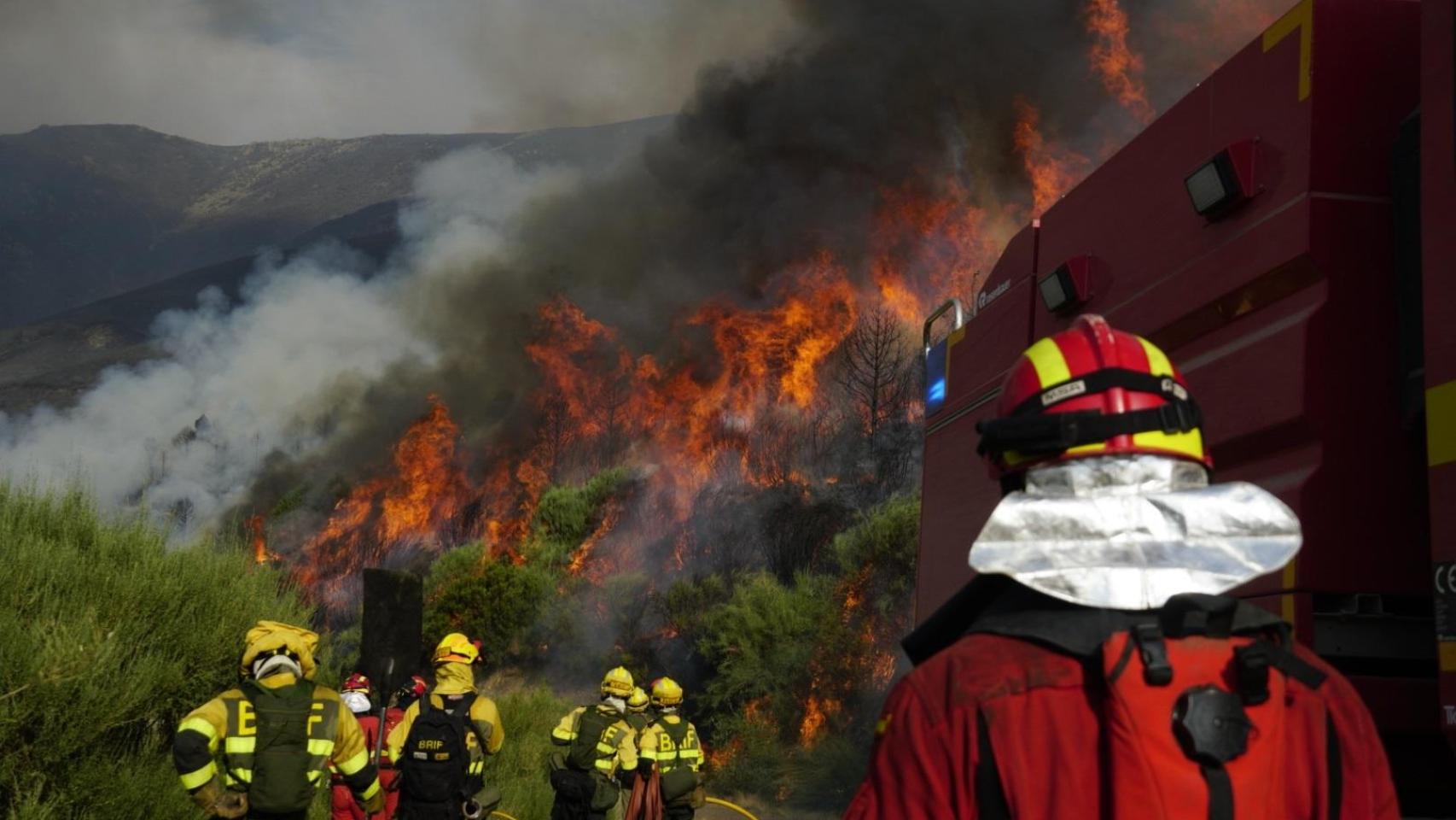 Efectivos de la Unidad Militar de Emergencias (UME) en el incendio de Jarilla, en Extremadura.