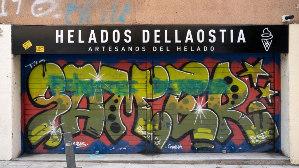 Pintada de fascistas en la persiana de la heladería Dellaostia