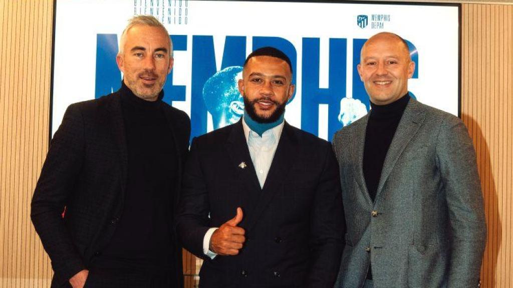 Sébastien Ledure (derecha) en la presentación de Memphis Depay con el Atlético de Madrid