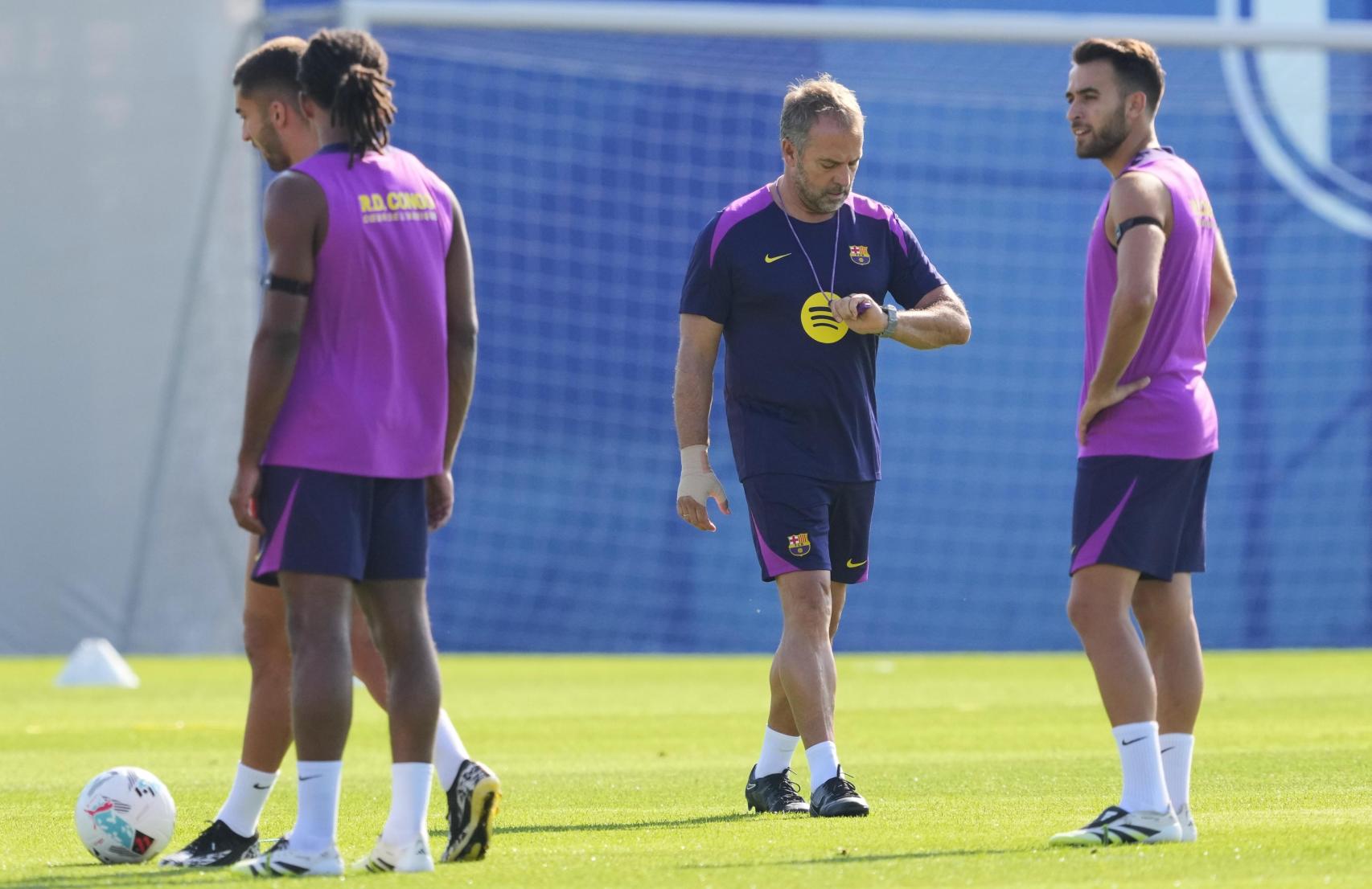 Hansi Flick mira el reloj durante el entrenamiento del Barça previo al partido contra el Levante
