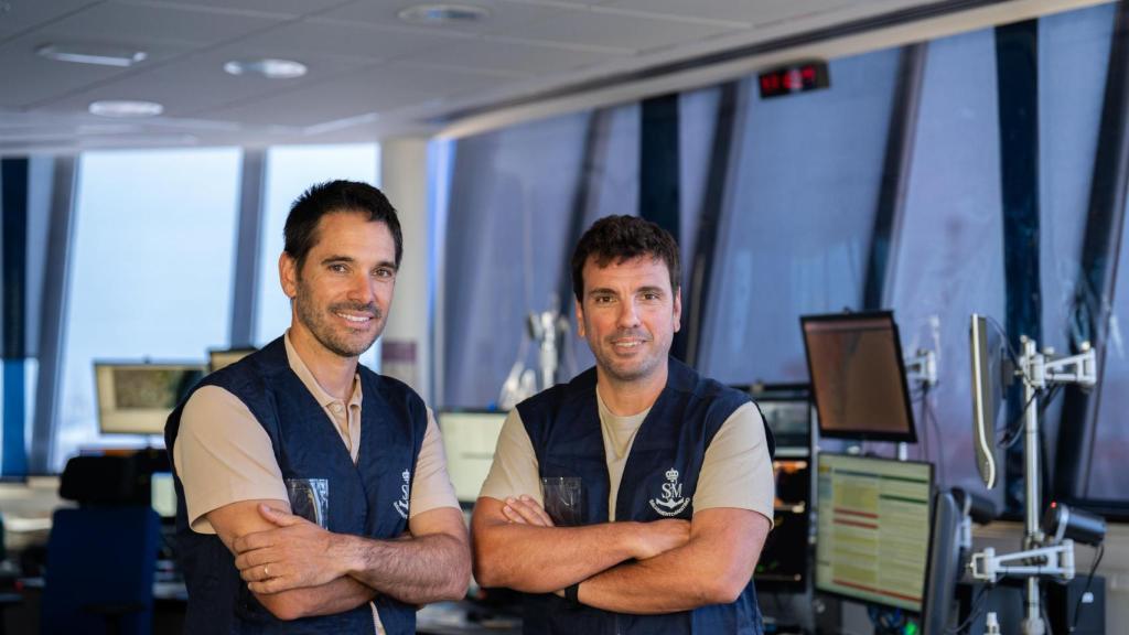 Los controladores marítimos Bernat Valderde (i) y Carles Farrarons (d), de Salvamento Marítimo de Barcelona