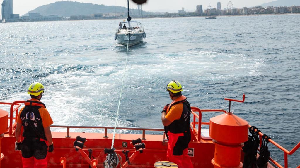 Salvamento Marítimo efectua un rescate en la costa de Barcelona