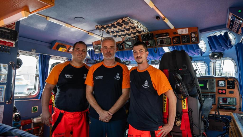 Los navegantes del Salvamar Mintaka, de izquierda a derecha, Jaume Mató, Cosme Peñarrocha y Tomás Gozálvez, pertenecientes a Salvamento Marítimo de Barcelona