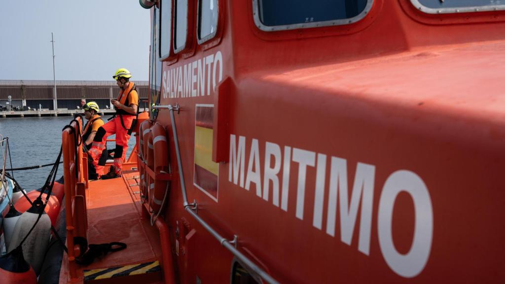 Dos operarios a bordo del Mintaka, la unidad de Salvamento Marítimo en Barcelona