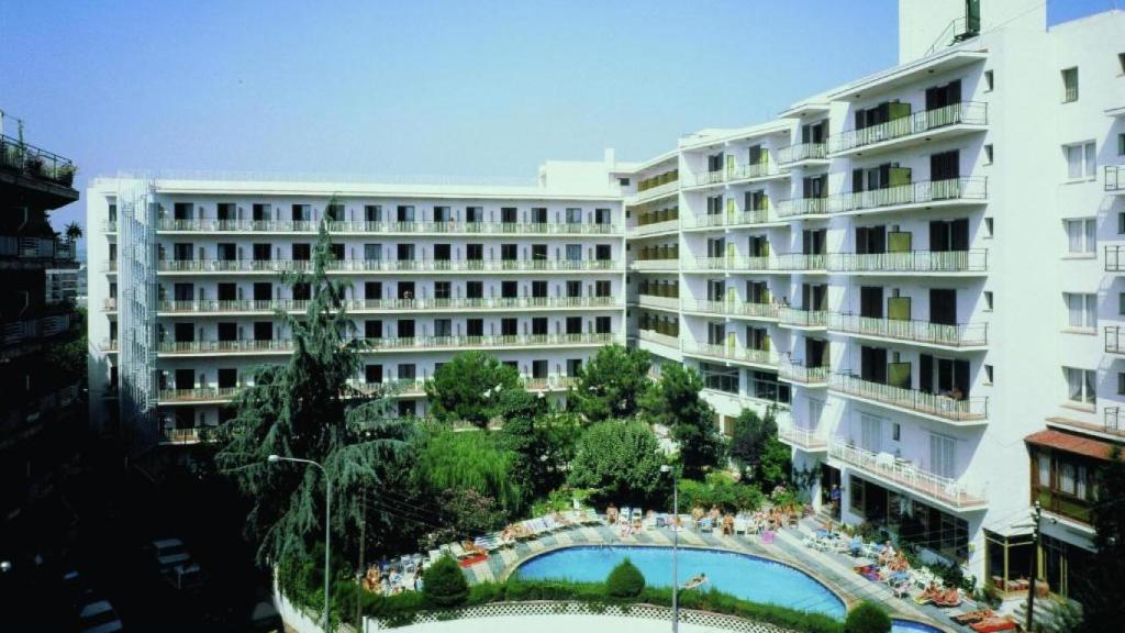 Piscina del interior del Clipper de Lloret