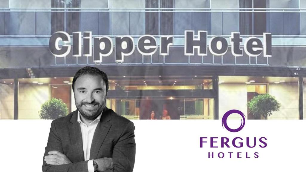 Pep Cañellas (Fergus Group) con el hotel Clipper de fondo