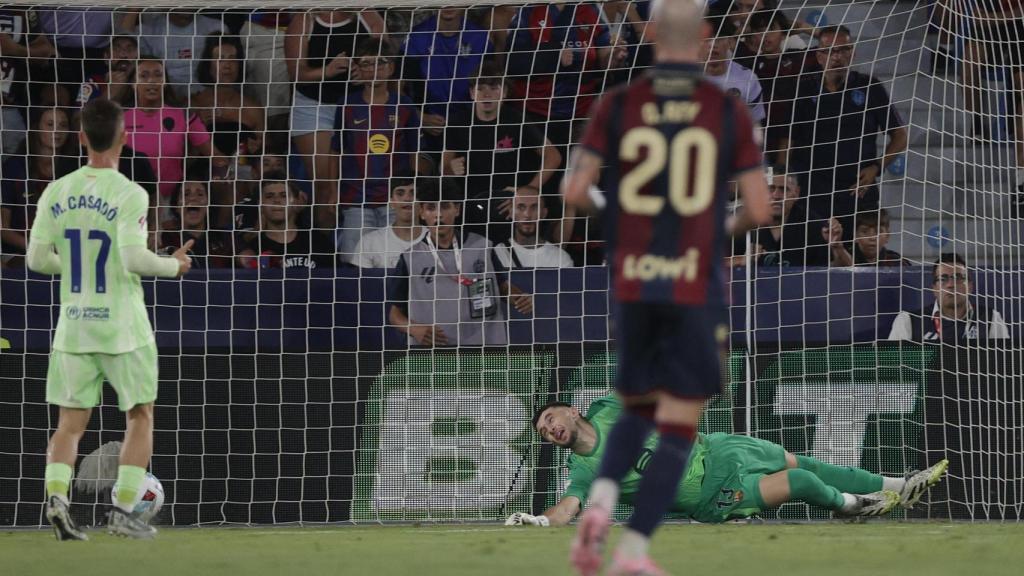 Joan García, batido por Iván Romero en el Levante-Barça