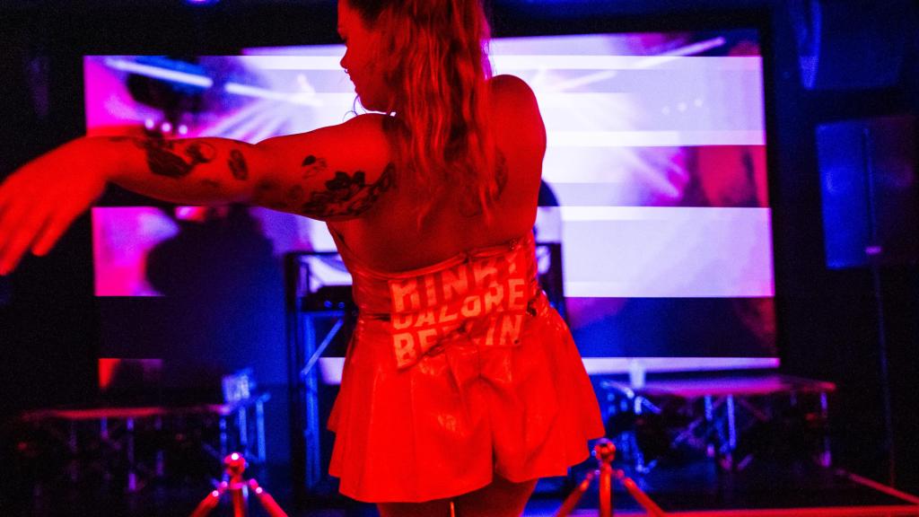 Una mujer aprende a bailar 'pole' en el club Imperial