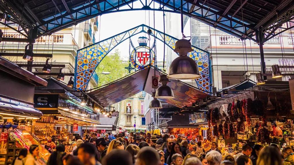 Cinco despidos envenenan la guerra soterrada en La Boquería