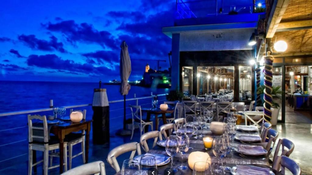 Mesas de Vivero Sitges sobre el mar