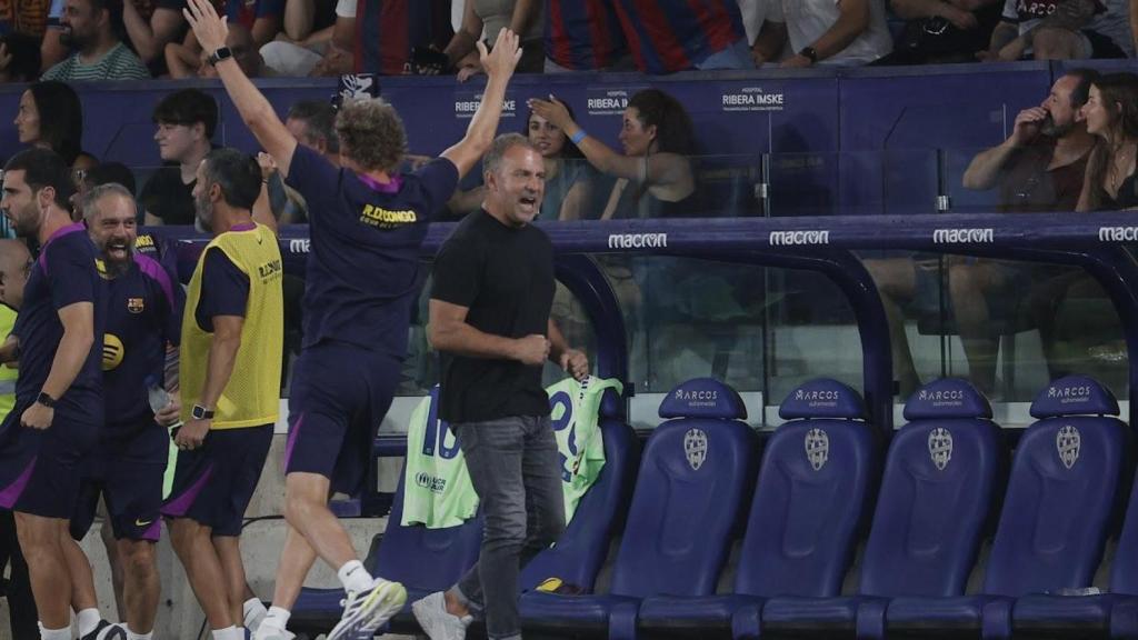 Hansi Flick celebra un gol del Barça al Levante