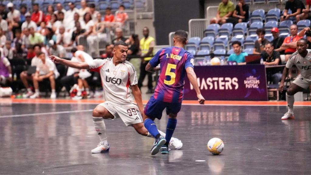 Joao Victor disputa el balón en el amistoso del Barça de fútbol sala contra el Benfica