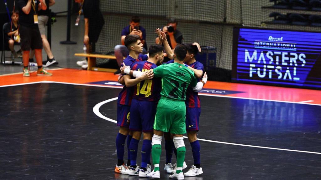 Los jugadores del Barça de fútbo sala se felicitan por el empate contra el Benfica (3-3)