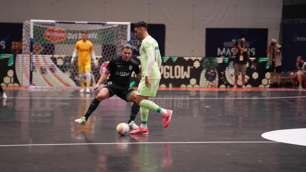 Erick Mendonça conduce el balón en el amistoso del Barça de fútbol sala contra el Sporting CP