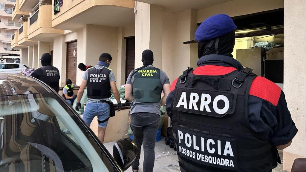 Varios agentes policiales el dispositivo contra el 'top manta' en Roses este lunes