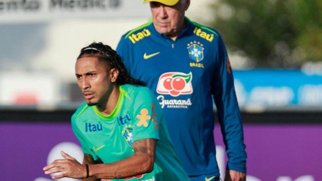 Raphinha y Carlo Ancelotti en un entrenamiento de la selección de Brasil