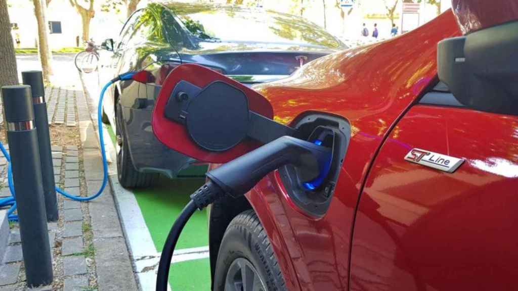 Un cargador para coche elctrico / Europa Press