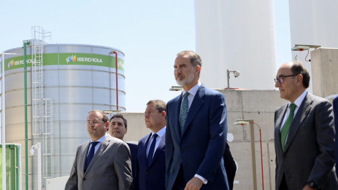 El rey Felipe VI, junto a Sánchez Galán y Emiliano García-Page durante la inauguración de la macroplanta de hidrógeno verde de Iberdrola en Puertollano / EP