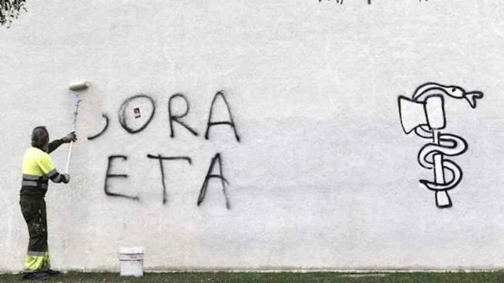 Un operario borra una pintada en favor de ETA. / EFE