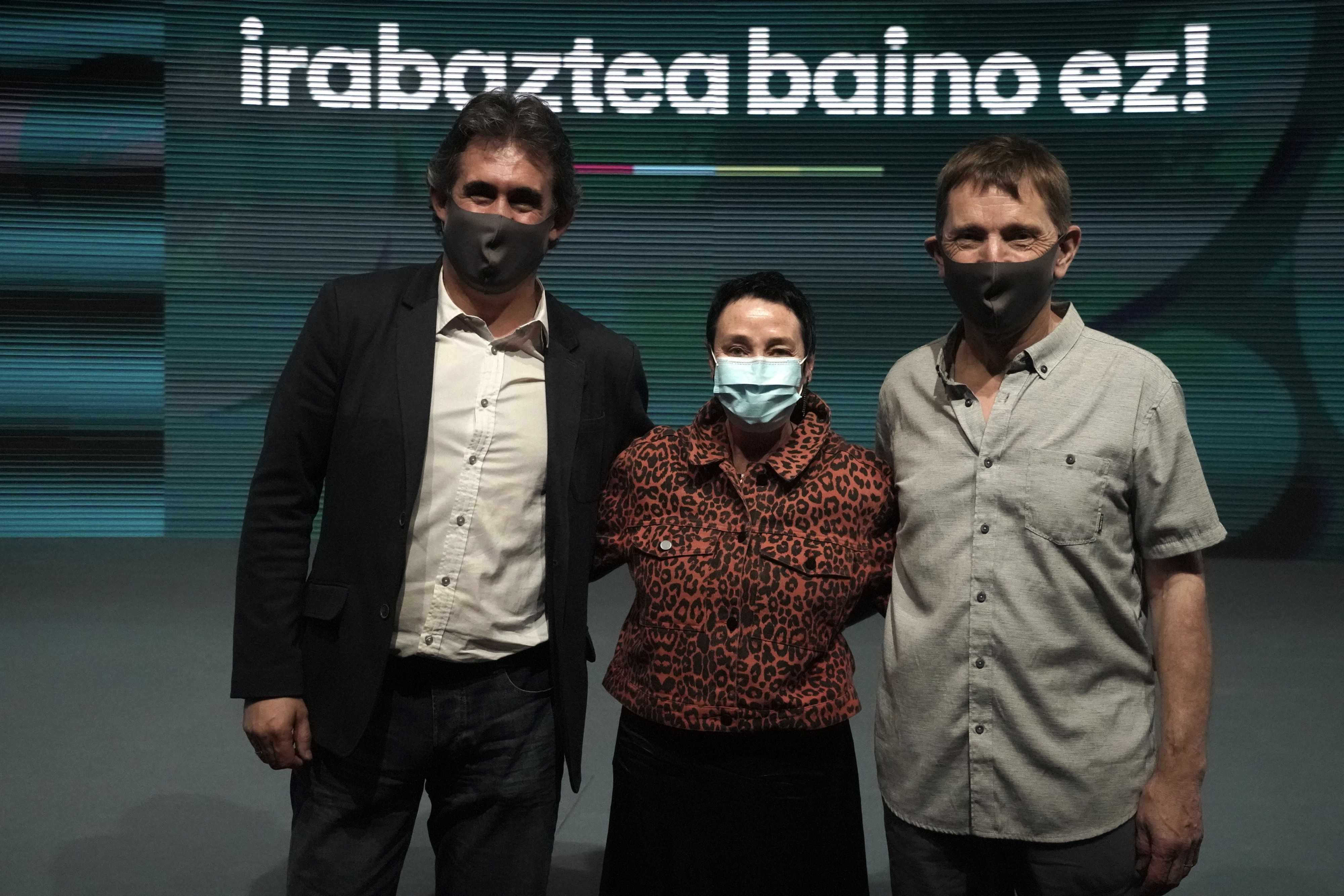 El ex secretario general de Eusko Alkartasuna, Peio Urízar; la portavoz de EH Bildu en el Ayuntamiento de Bilbao, Ione Goirizelaia, y el miembro de sortu Rufi Etxeberria, durante el II Congreso de EH Bildu en mayo de 2021. / EP