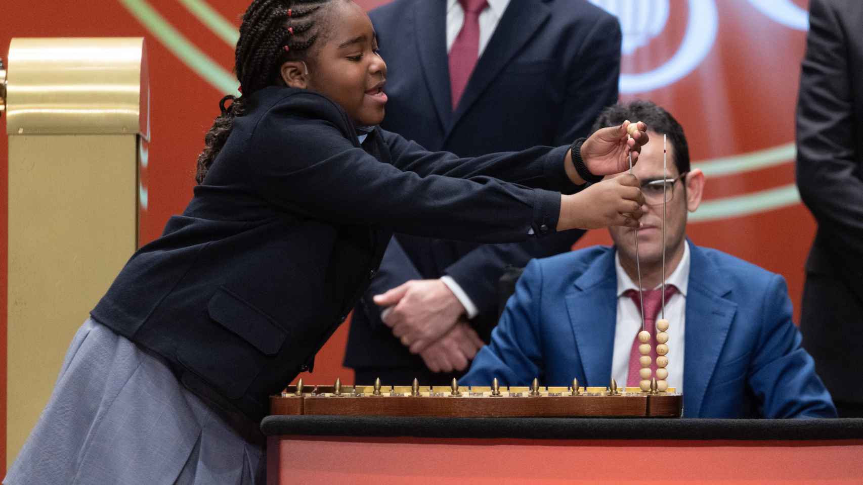 Momento en el que una de las nias de San Ildefonso ha cantado el segundo premio. / EP