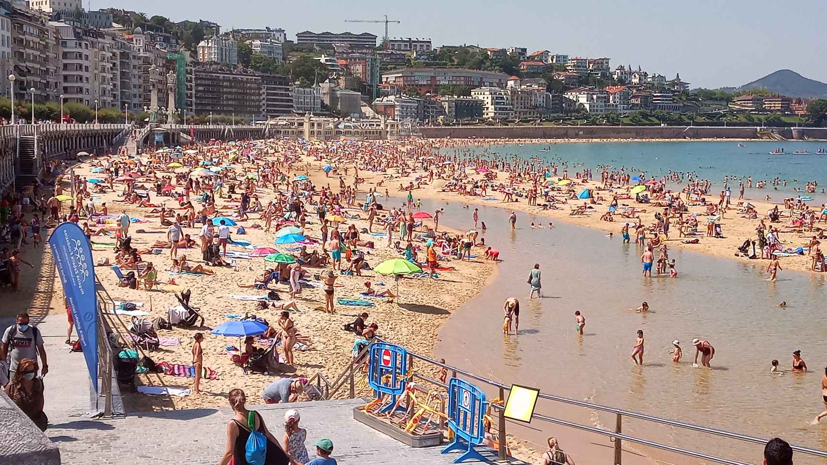 Baistas en la Playa de la Concha en San Sebastin en una jornada con ms de 37. / EP