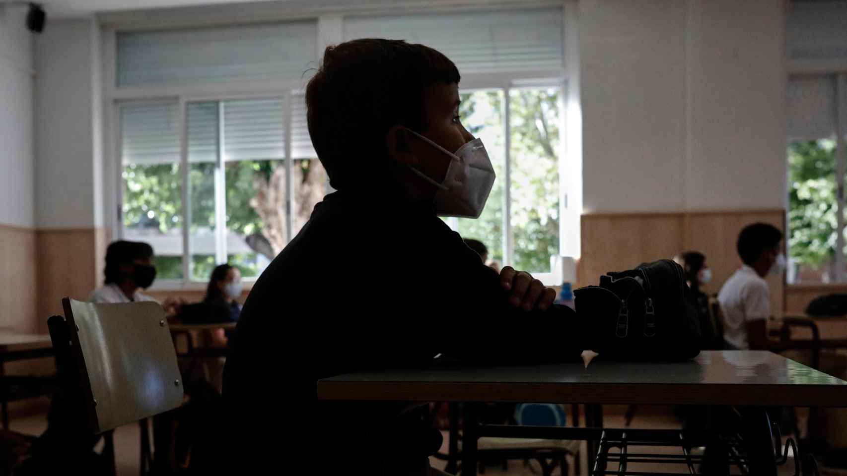 Un nio con mascarilla en un aula de un colegio/EP