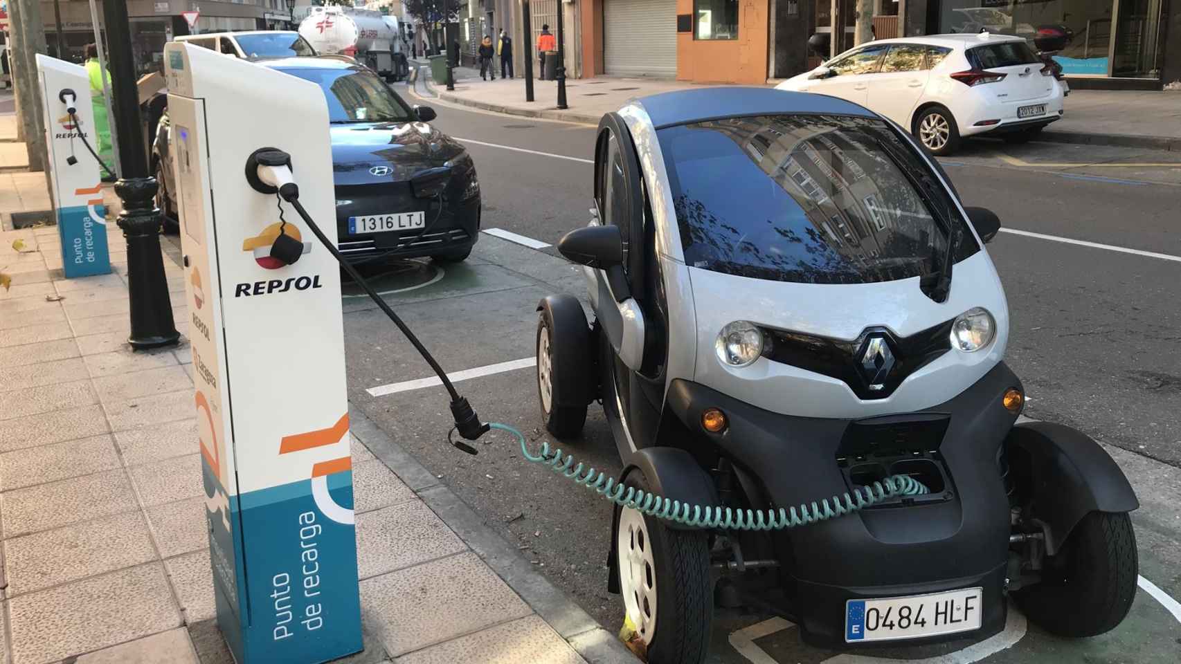 Recarga de coches elctricos en la calle. / EP