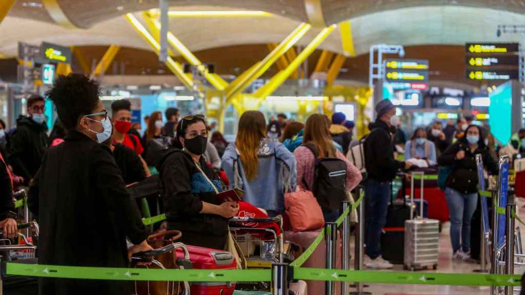 Pasajeros esperando al control en el Aeropuerto. EP