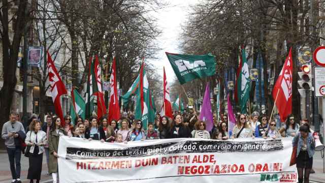 Las trabajadoras del comercio general, piel y calzado, y textil se han manifestado este domingo en Bilbao para reivindicar la negociacin del convenio provincial / EFE-Miguel Toa