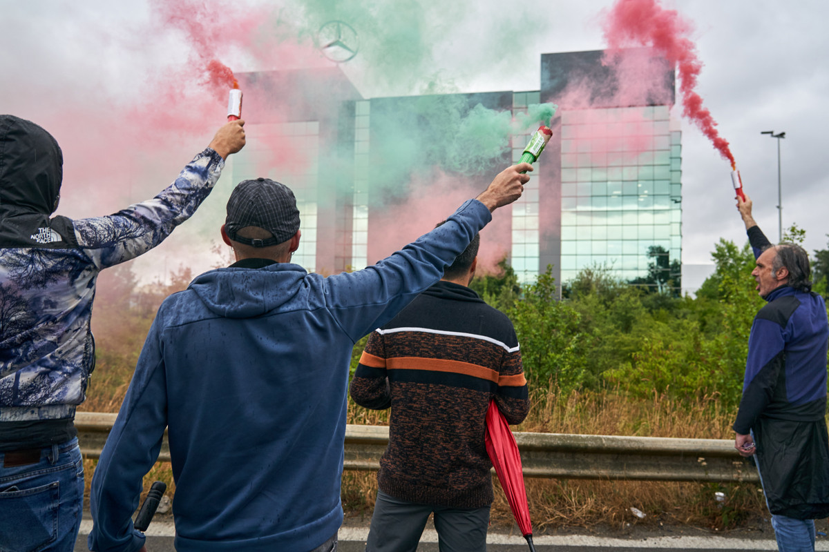 Jornada de huelga en Mercedes Vitoria. / Efe