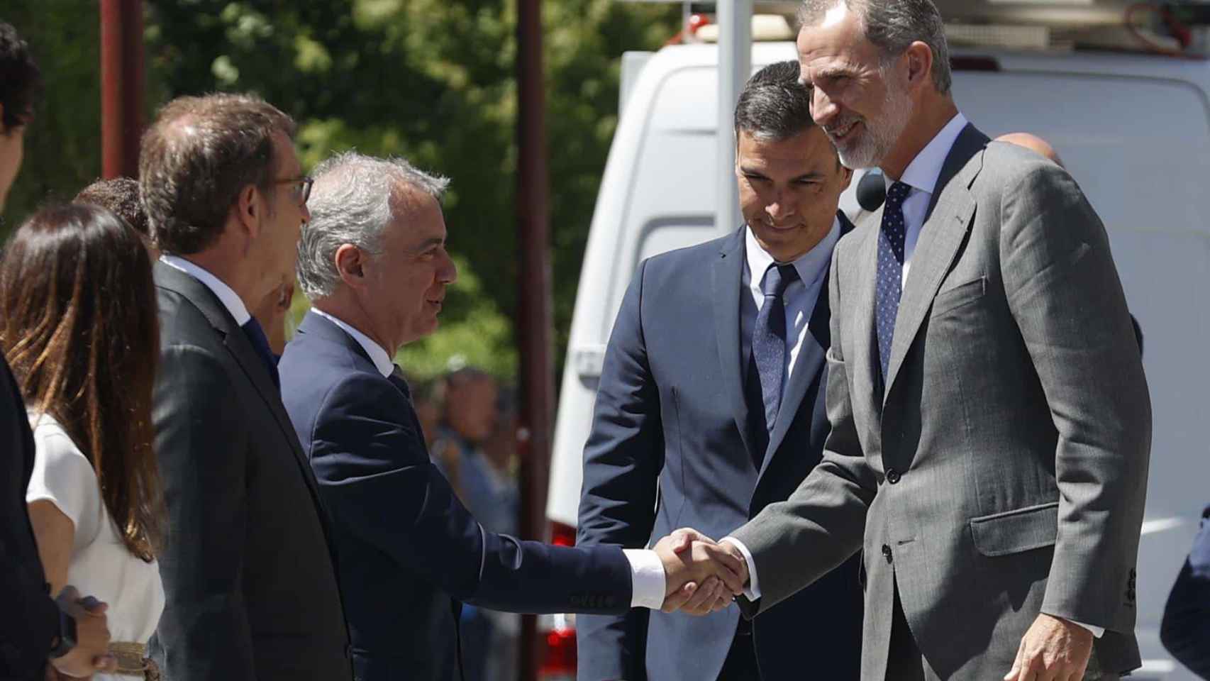 Los vascos cada vez desconfan ms de los partidos y la corona. En la imagen, Alberto Nez Feijo, Iigo Urkullu y Pedro Snchez junto al rey, Felipe VI. / Efe