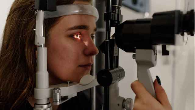Una mujer se revisa la vista en el oftalmlogo / PEXEL