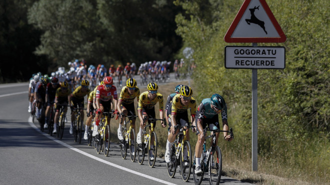 Cuarta etapa de La Vuelta a su paso por Álava. / EFE