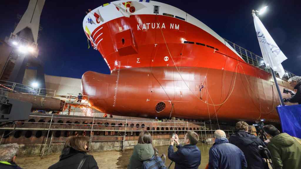 Botadura de un buque en Astilleros Murueta, situado justo enfrente de los terrenos de La Naval