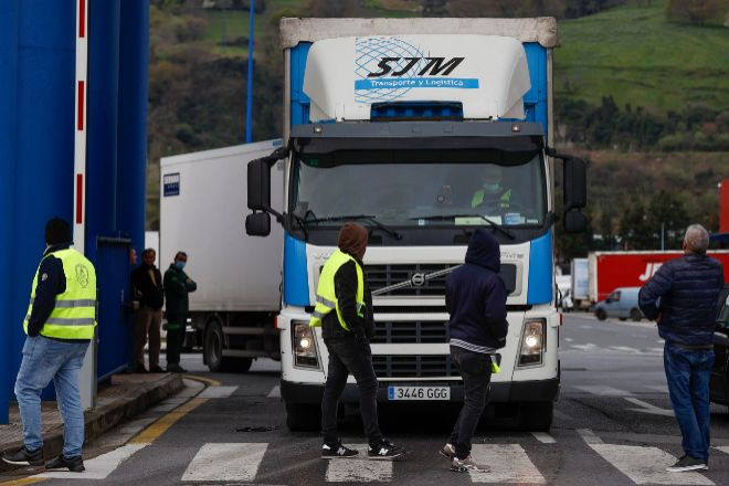 La Ertzainza controlado el acceso al Puerto de Bilbao. / EFE