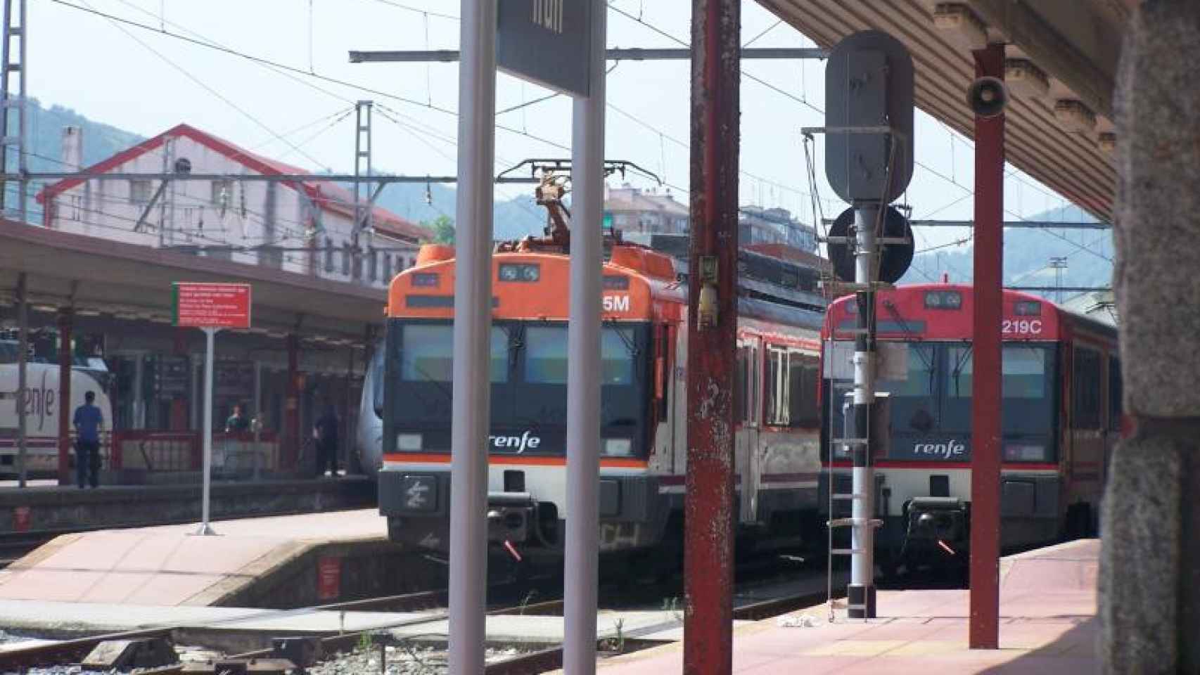 Un par de trenes de Renfe, en la estación de Irún.