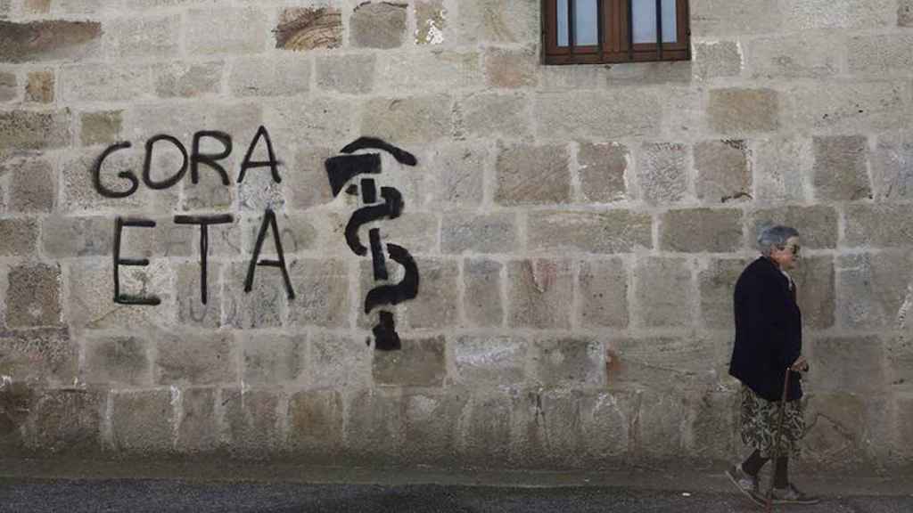 Imagen de una pintada a favor de ETA realizada en 2017 en la pared de una vivienda de Iturmendi. / EFE