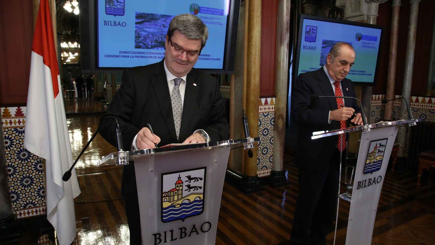 Juan Mari Aburto e Iaki Arriola en la firma de un convenio./ EP