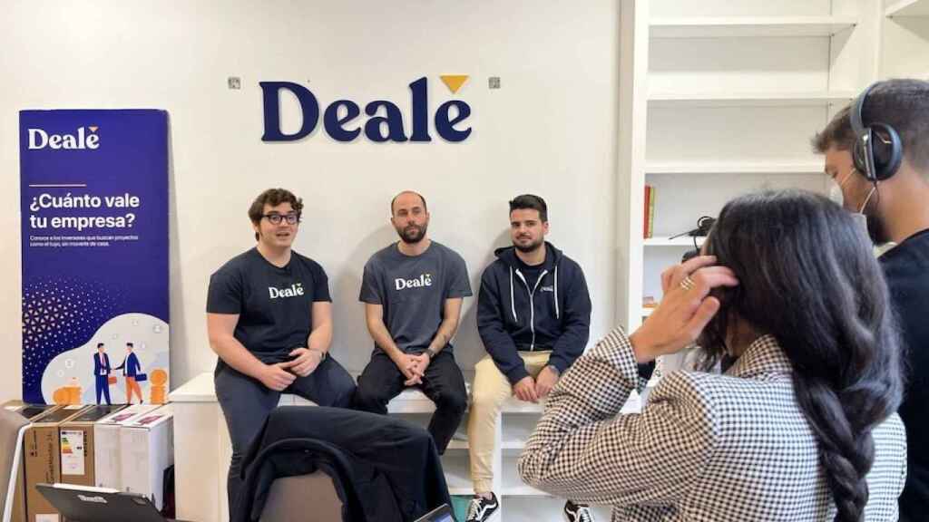 El equipo de Deale, con su fundador, Gerard Garca, a la izquierda / Deale