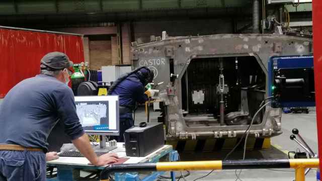 Trabajadores en una planta industrial (Erte). EP