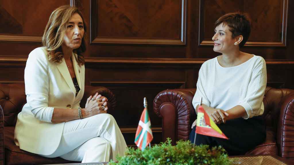 Isabel Rodrguez y Olatz Garamendi en una reunión para tratar las transferencias / EFE