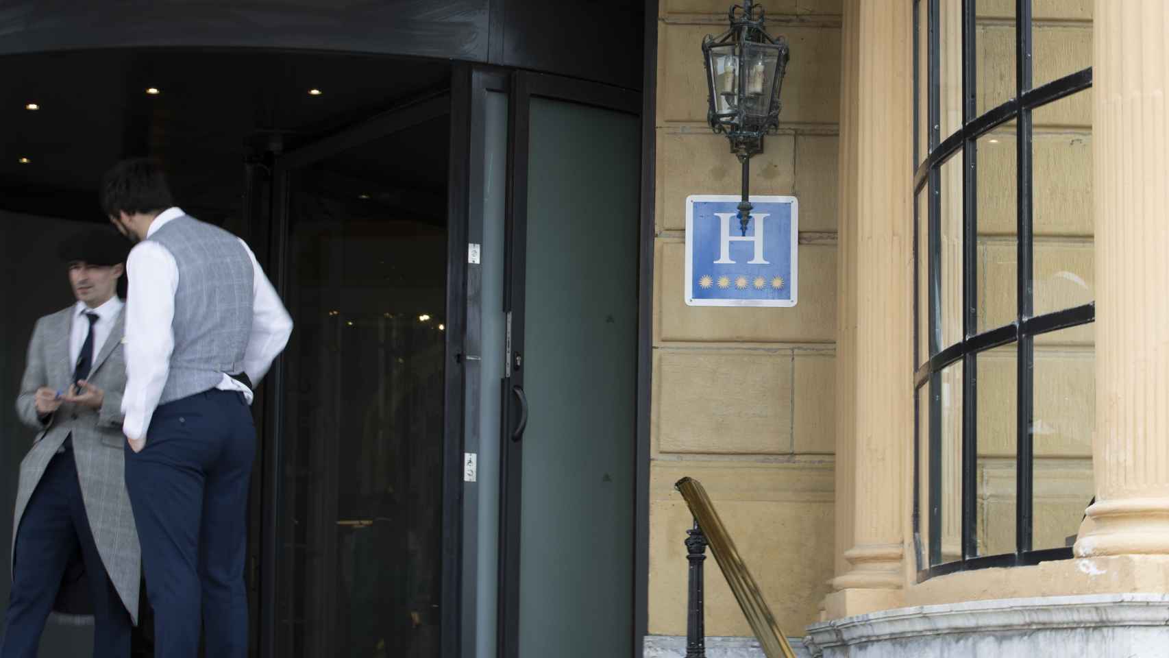 Vista de la puerta de un hotel de San Sebastin, donde el Ayuntamiento ha decidido este mircoles suspender temporalmente la concesin de nuevas licencias de hoteles y pisos tursticos./EFE