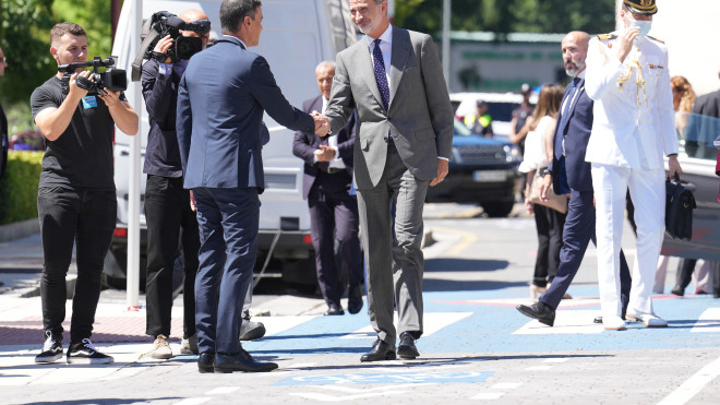 El presidente del Gobierno Pedro Sánhez saluda al rey Felipe VI a su llegada a Ermua / EP